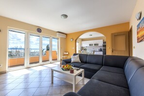 تلفزيون، ألعاب فيديو، كُتُب