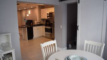 Comfort House, 2 Bedrooms | In-room dining