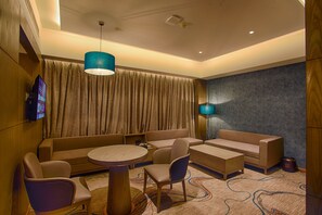 Habitación de lujo | Área de sala de estar | Televisión LED de 32 pulgadas con canales vía satélite y televisión 