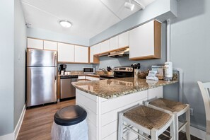 Fridge, microwave, oven, stovetop - Emerald Skye 11- Your Beach Trip is Calling. Book Today! (Orange Beach)