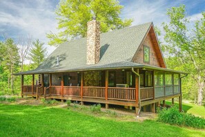 Exterior - Cabin on 66 private acres with hiking trails (Butler)