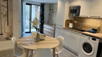 Een koelkast, een microgolfoven, een oven, een kookplaat