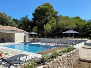 Una piscina al aire libre