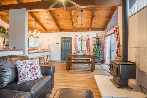 Sugarpine Retreat - A/C & Pool Access!