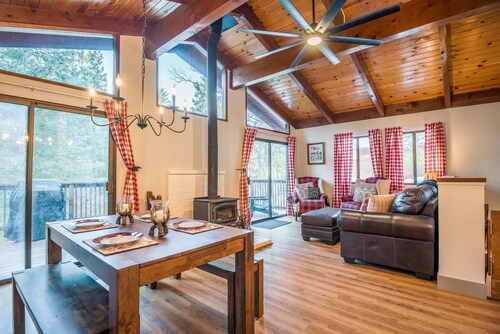 Sugar Pine Retreat - Cozy w/ Central Heat!