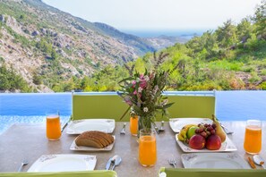 独特别墅 | 起居区 | 140-英寸LED 电视（配备卫星频道）、电视、游戏机