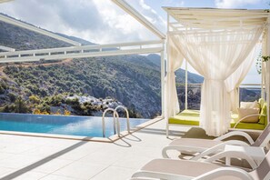4 outdoor pools, pool loungers - İnfinity Signature Villas (Kaş)