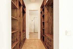 Deluxe-Villa, 2 Schlafzimmer, Nichtraucher, Talblick | Badezimmer | Badewanne und Dusche (separat), Whirlpool, Regendusche, Haartrockner