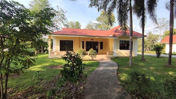 Villa, 3 Bedrooms | Individually decorated, individually furnished, desk, WiFi