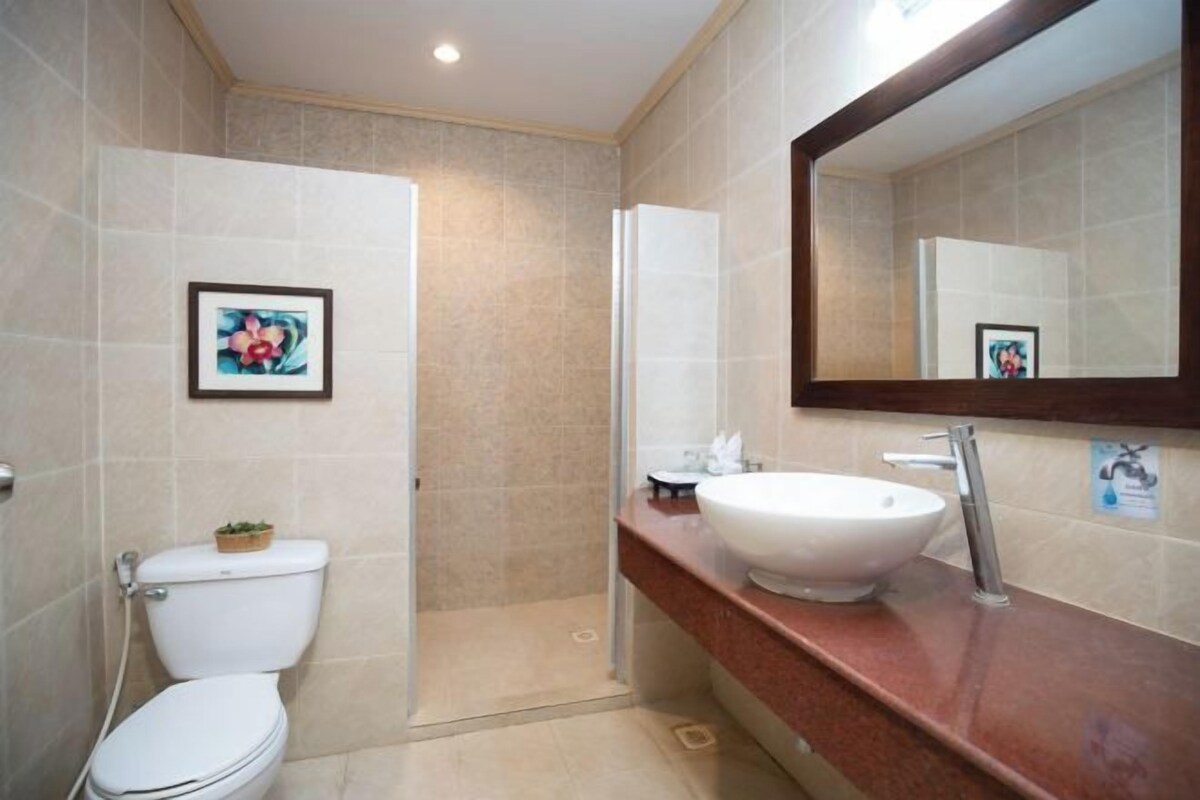 Un baño con inodoro, lavabo y ducha.