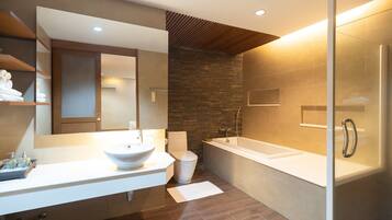 Suíte júnior, 1 quarto | Banheiro | Produtos de toalete grátis, toalhas de banho, sabonete, shampoo