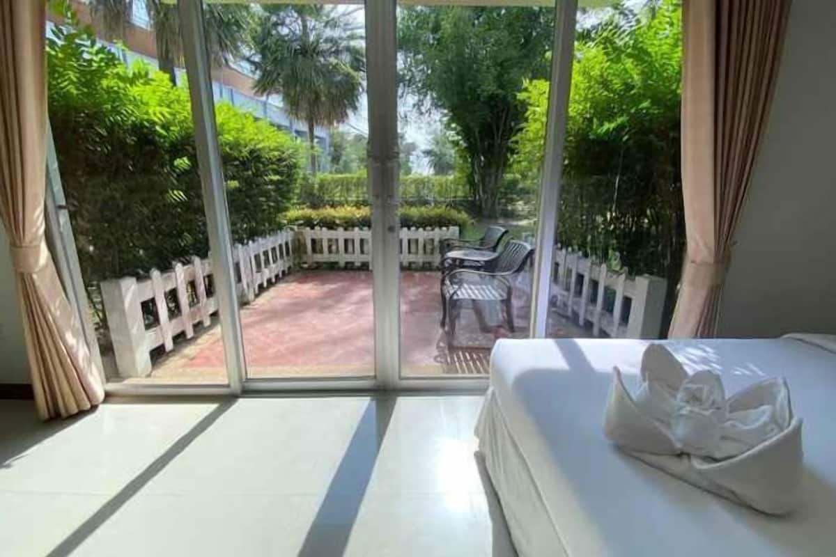 1 bedroom, individually decorated, individually furnished, desk
