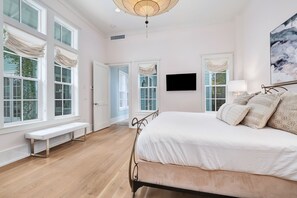 4 bedrooms, desk, iron/ironing board, free WiFi