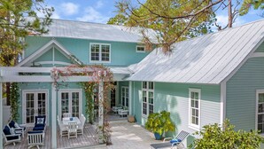 Une maison dotée d’un patio couvert, d’une piscine et d’un espace salon extérieur.