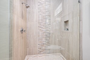 Douche, sèche-cheveux, serviettes fournies