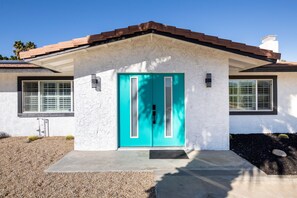 Exterior detail - Lounging on Sunshine! HeatedSaltwater Pool Spa, Large Yard, 1mile Downtown PS! (Palm Springs)