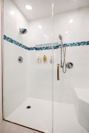 Dusche, Haartrockner, Handtücher