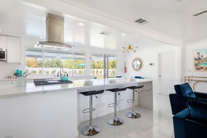 Fridge, microwave, oven, stovetop - Lounging on Sunshine! HeatedSaltwater Pool Spa, Large Yard, 1mile Downtown PS! (Palm Springs)