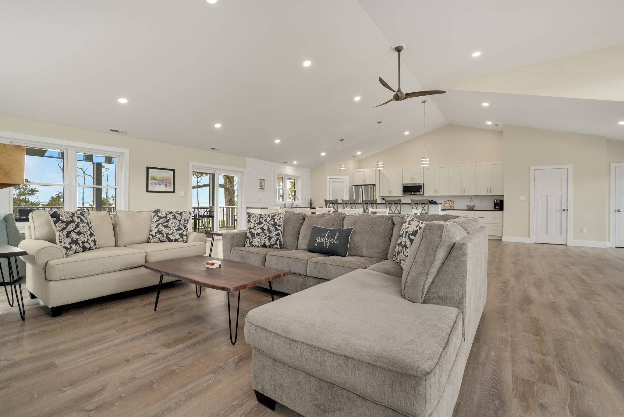 TV connectée, cheminée, livres