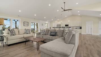 TV connectée, cheminée, livres