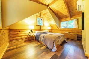 3 bedrooms, bed sheets - Private Forest Getaway: 3-BR w/Hot Tub (Stanton)