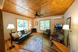 TV - Private Getaway: 3BR w/Hot Tub (Stanton)
