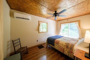 3 bedrooms, bed sheets - Private Getaway: 3BR w/Hot Tub (Stanton)