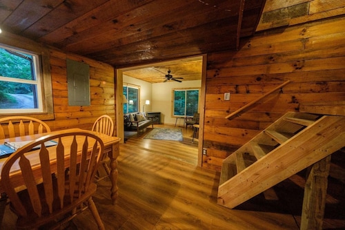 Kim's Retreat: 3-BR Cabin w/ Hot Tub near Natural Bridge & Red River Gorge