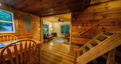 Kim's Retreat: 3-BR Cabin w/ Hot Tub near Natural Bridge & Red River Gorge