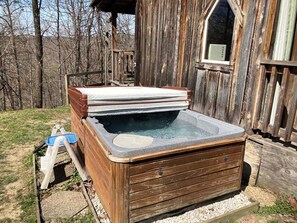 Outdoor spa tub - Log Cabin Getaway in the RRG. (Ravenna)