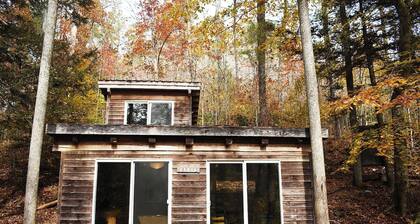 Adventurers Only! -Off the Grid- retrea in the woods