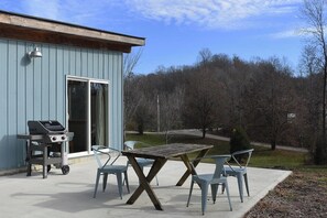 Outdoor dining - Four person getaway in the Heart of the RRG (Stanton)