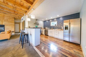 Interior - Four person getaway in the Heart of the RRG (Stanton)