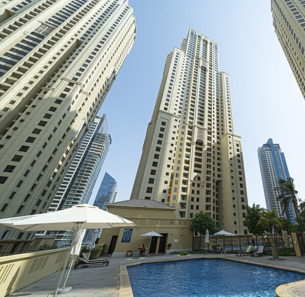 حمّام سباحة خارجي