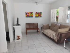 Een smart-tv, tafelvoetbal en een tafeltennistafel