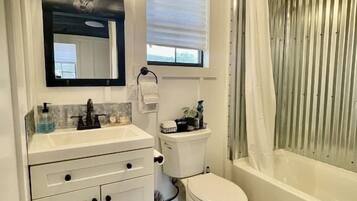 Combined shower/bathtub, towels