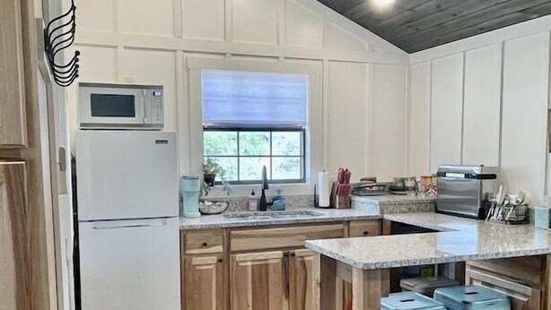 Coffee/tea maker, fridge, microwave, toaster - On Twisted Sisters Loop, New Tiny Cabin w/ Deck & River Frontage, Pet Friendly! (Leakey)