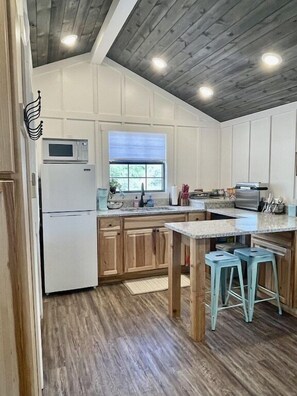 Refrigerador, microondas, cafetera y tetera y tostadora 