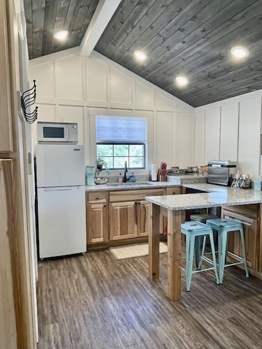 On Twisted Sisters Loop, New Tiny Cabin w/ Deck & River Frontage, Pet Friendly!