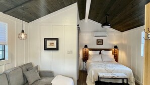 1 bedroom, free WiFi, bed sheets - On Twisted Sisters Loop, New Tiny Cabin w/ Deck & River Frontage, Pet Friendly! (Leakey)