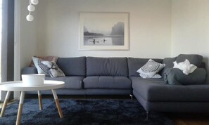 TV - Modern townhouse on Arlanda - Stockholm metro line (Stockholms län)