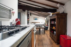 Fridge, oven, stovetop, dishwasher - Cozy attic room with memorable view (Bergamo)