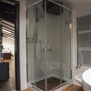 Shower, hair dryer, bidet, towels - Cozy attic room with memorable view (Bergamo)