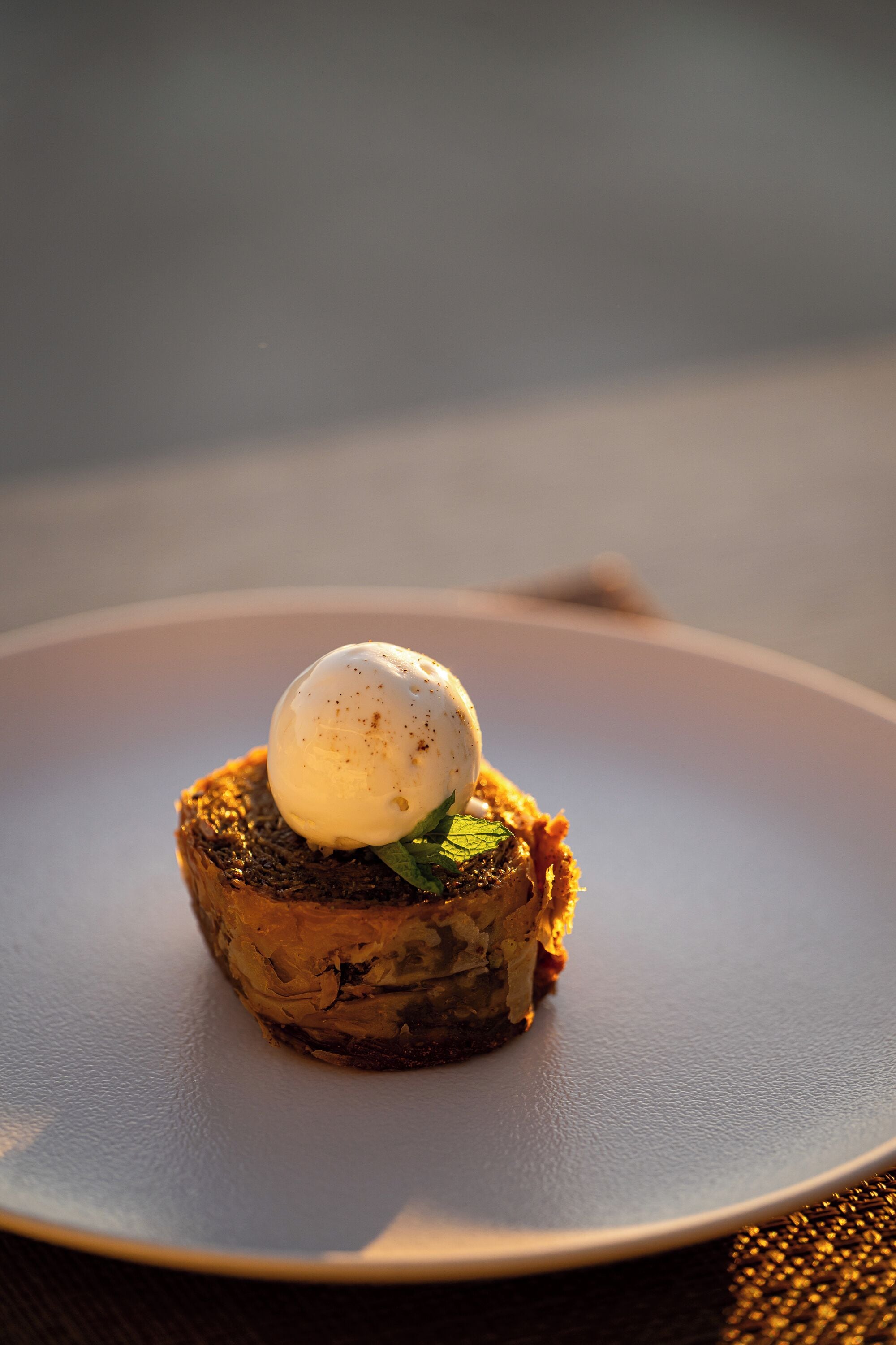 Un postre en un plato.