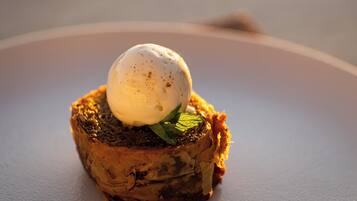 Un postre en un plato.
