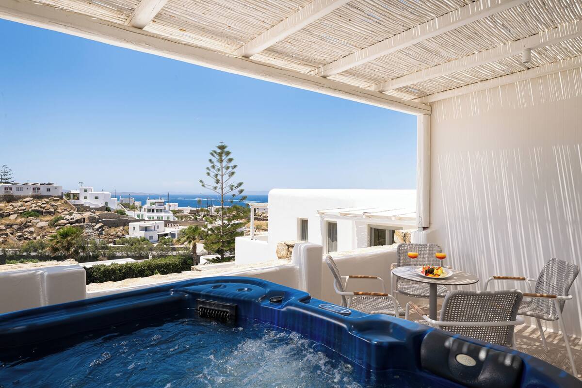 Grand Suite with outdoor jacuzzi | Terrace/patio