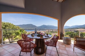 Outdoor dining - Deluxe sea view apartment (Propriano)