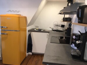 Fridge, oven, stovetop, coffee/tea maker