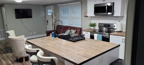 Frigorífico, microondas, horno y lavavajillas