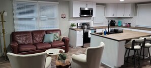 Una taula de menjador i una illa a la cuina 